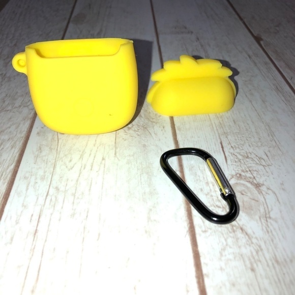 PINEAPPLE Silicone AirPod Case W/ Keychain - Picture 5 of 6